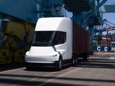 Tesla Semi wreszcie rusza. Czekaliśmy na to prawie 9 lat