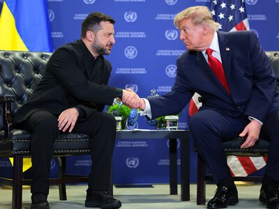 Trump wykonał tajemniczy gest. Tuż po uścisku z Zełenskim