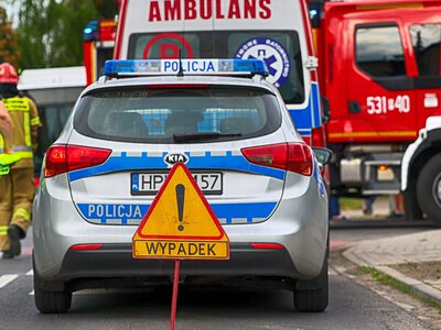 Groźny finał zderzenia. Auto wjechało w pieszych na chodniku