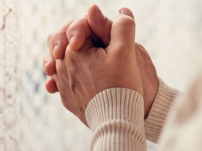 Czy przeżegnanie się lewą ręką jest grzechem? Odpowiedź może zaskoczyć