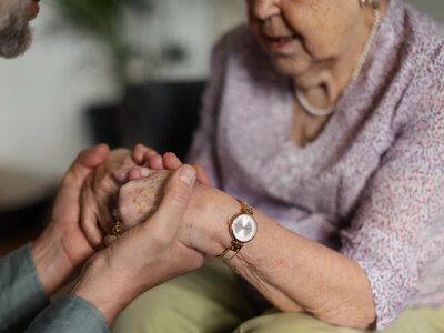 Niewidzialny etat. Polskie rodziny uwięzione w opiece nad dwoma pokoleniami
