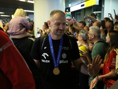 Wielkie powitanie Polaków na lotnisku. Tłumy w hali przylotów, szaleństwo
