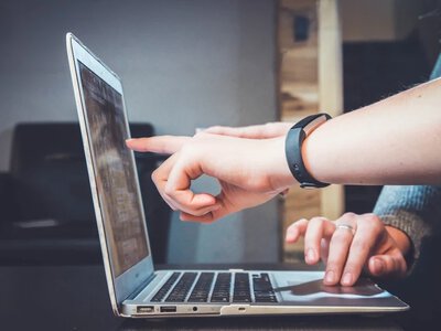 AI podkręci wzrost gospodarczy. Nad rynkiem pracy zbierają się chmury