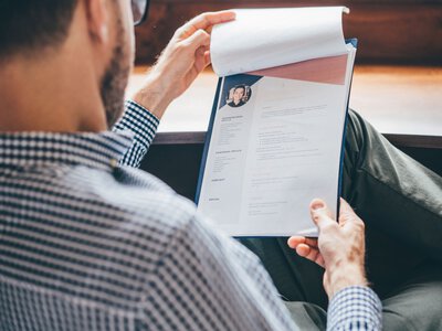 Wysyłają dziesiątki CV, czekają miesiącami. Coraz trudniej tu o pracę