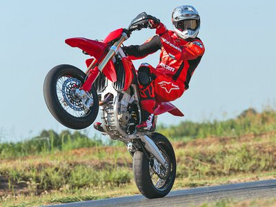 Ducati Desmo450 SM: pierwsze wyczynowe supermoto z Borgo Panigale