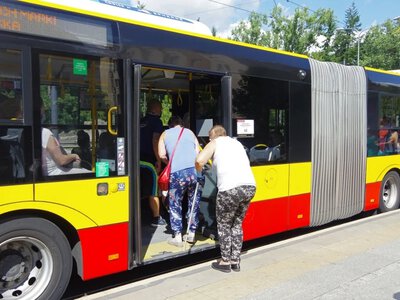 Emerytom wystarczy dowód osobisty. Bilety mają za darmo