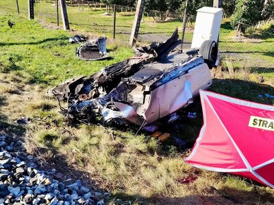 Tragedia na przejeździe. Nie żyje 21-letni kierowca BMW, 16-latkę zabrało LPR