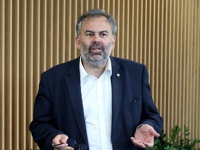 Ostrzega przed projektem Konfederacji. 90 proc. Polaków bez dopłaty do emerytury