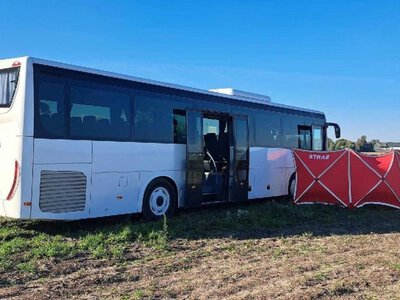Autobus nagle zjechał z drogi. W środku znaleziono martwego kierowcę