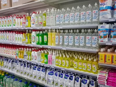 Sprawdzili płyny do naczyń. Jeden z najlepszych jest w Biedronce