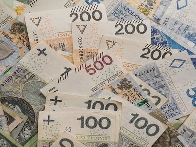 Drogie smartfony, ubrania, ale i jedzenie. Miliony Polaków żyją na kreskę