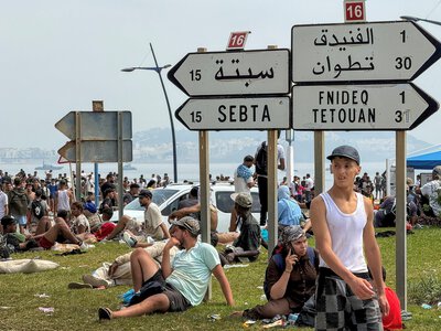 Tysiące migrantów koczują na plażach, mieszkańcy boją się o miasto. Namioty muszą zniknąć
