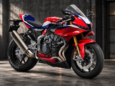 Nowa Honda V3R 900RR. Wolnossące V3 900 cm³ kontra Panigale V2 i Yamaha R9