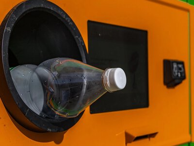 Klej psuje butelkomaty. To dlatego stoisz dłużej w kolejce