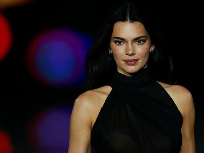 Kendall Jenner w odważnej sukni maxi. Na pokazie skupiła na sobie wzrok