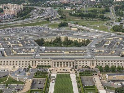 Hakerzy buszowali w bazach Pentagonu i FBI. Skradziono dane 3 mln osób