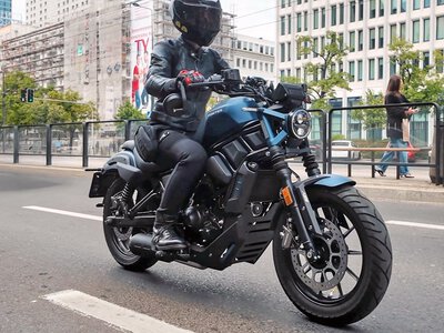 Zontes C2 125. Test miejskiego cruisera, który przyciąga wzrok