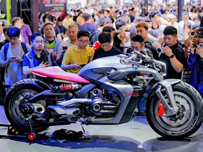 Chiński power cruiser z napędem PHEV. Tak Voge widzi przyszłość motocykli