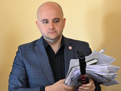 Matecki przed sądem. Miał przedstawiać „opowieści z krainy mchu i paproci”