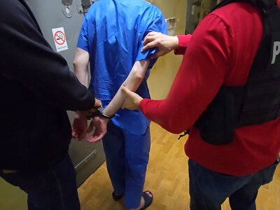 Zostawił pod firmą butelki z łatwopalną cieczą. Policja zatrzymała 46-latka