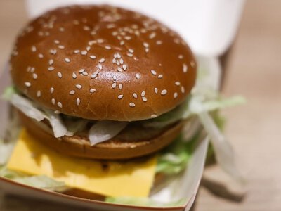 AI wycenia kultowego burgera, Gigant naciska na restauracje