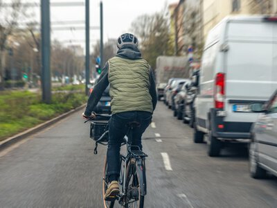 Kierowcy będą musieli zwolnić przy rowerzyście. Nowe przepisy zaczną 1 października