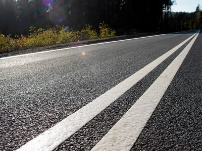 Czy można wyprzedzać na podwójnej ciągłej? Odpowiedź zaskakuje kierowców
