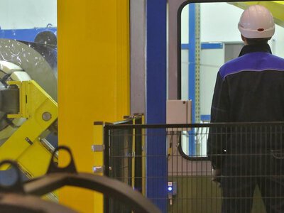 Polski przemysł wciąż pod kreską, ale spadek wyhamowuje. PMI powyżej oczekiwań