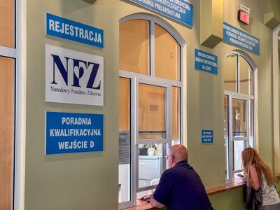 Omijali kolejkę do lekarza po znajomości? NFZ potwierdza zarzuty wobec miejskiej przychodni