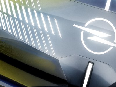Opel STX Concept. Kombi wraca do gry, ale z zupełnie innym pomysłem