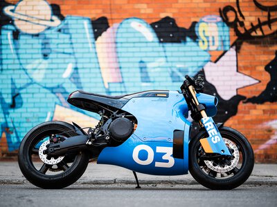 Vance Strader z LiveWire do Real Motors. Elektryczny cafe racer ARES wchodzi w fazę seryjną