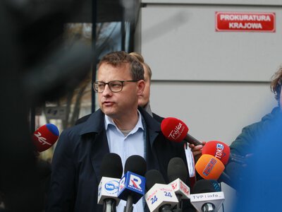 Romanowski wskazał swoje miejsce pobytu we wniosku? Można się zdziwić
