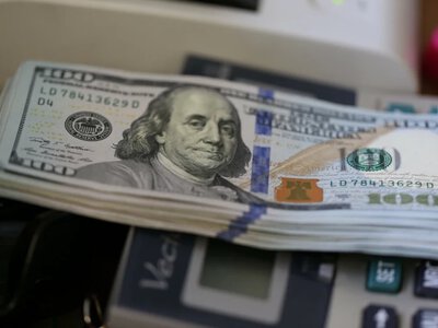 Droższa ropa, słabszy złoty. Dolar umacnia się w zaskakującym tempie