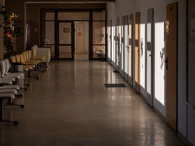 Nożownik zaatakował w podstawówce. Dziewczynka zmarła w szpitalu