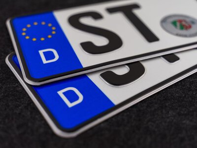 Te pojazdy mają nietypowe tablice. Jedno W, a wiele zmienia