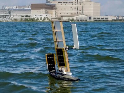 Ten robot spada jak nasiono. Po lądowaniu zamienia się w żaglówkę