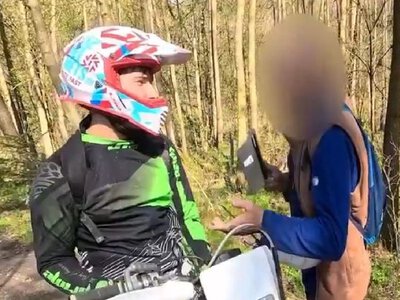 Spacerowicz próbował zerwać kask motocykliście. Kto był agresorem?