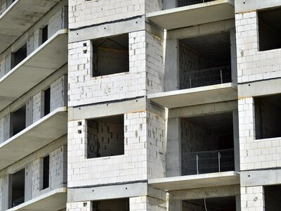 Wpłacili 40 milionów i zostali z niczym. Przełomowa decyzja sądu daje nadzieję oszukanym klientom Hreit 