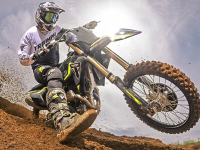 Triumph TF-250X 2027. Model który wygrał Mistrzostwa Świata z szeregiem udoskonaleń na nowy sezon