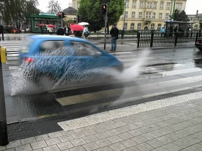 Wjeżdżasz autem w głęboką kałużę? Jeden błąd może skończyć się remontem silnika