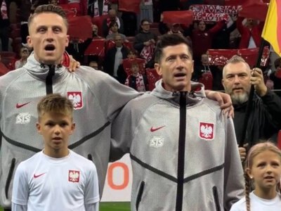 Ten film wywoła u ciebie ciarki. Tak Polacy odśpiewali hymn