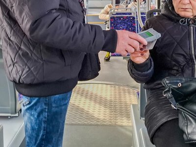 Fałszywy kontroler i terminal w autobusie. Tak mogą oszukać pasażera