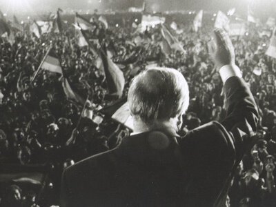 Zjednoczeni w 329 dni. Jak Helmut Kohl ograł historię