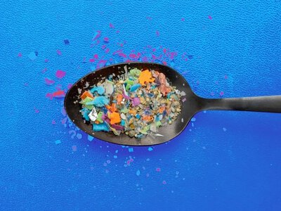 Plastik wpływa, czysta woda wypływa. Filtr genialny w swej prostocie
