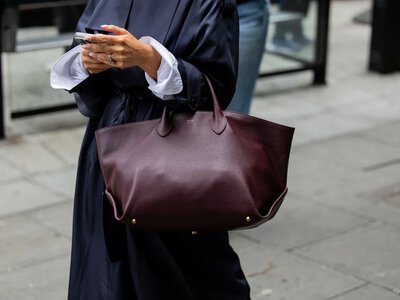 Najlepszy kolor paznokci dla kobiet 50 plus. Odmładza i rozświetla dłonie