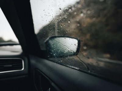 Szyby ciągle parują? Winny może być jeden niepozorny element