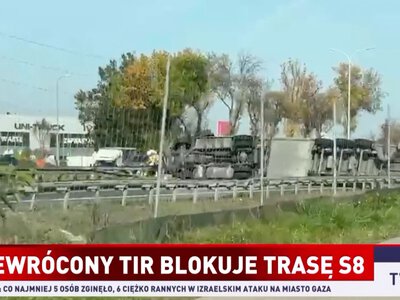 Wypadek na S8. Przewrócony tir blokuje jezdnię