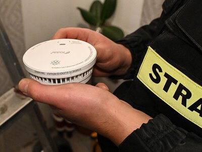 Czujki dymu i tlenku węgla ratują życie. Strażacy apelują