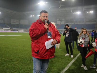 Andrzej Sługocki był najlepszym spikerem w Polsce. Kibiców porównał do włosów na głowie, a po bramkach Piasta krzyczał Jeszcze siedem!