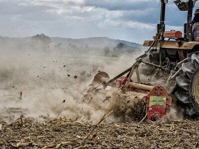 Sąd zdecydował w sprawie rolnika, który zaorał asfalt. Jest zmiana